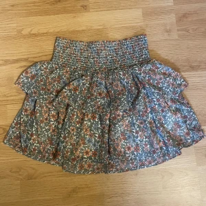 Blommig volangkjol  - Söt volang kjol  Stolek 170 men skulle säga S