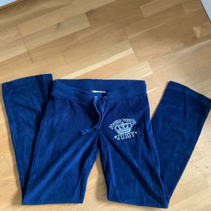 Juicy couture byxor  - Marinblå lågmidjade juicy couture byxor i storlek s. Vintage modell som inte säljs längre. Skriv vid frågor💗