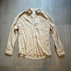 En linneskjorta och en Levis t shirt - En linneskjorta och en Levis tshirt!