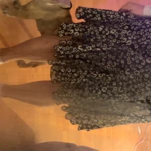 En jätte gullig och skön kjol nu till sommar💞 - Säljer för kommer inte till användning längre💞 Fint skick, använt några gånger, inget fel. 