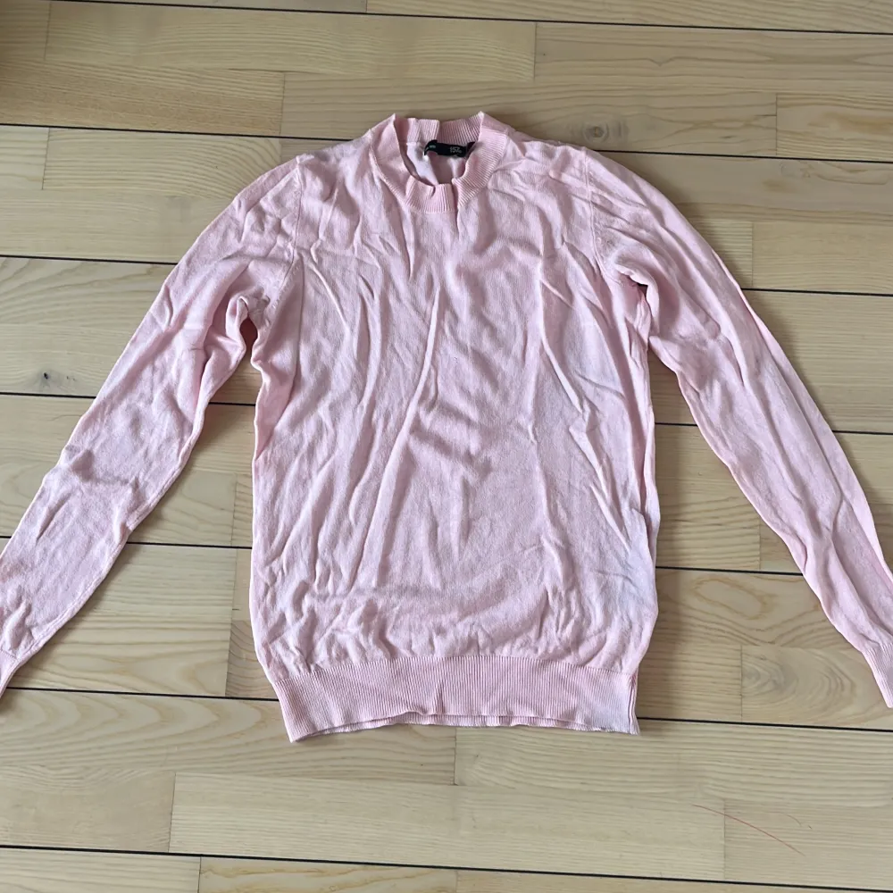 Stickad rosa tröja från lager 157, tröjan är i jätte bra skick har använt 1 gång. 💓💓. Stickat.