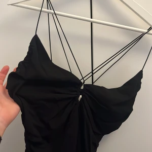 Svart klänning med band - Helt oanvänd med lapp kvar!