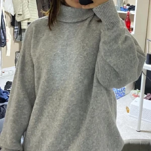 Grå Stickad ull klänning/tröja - En varm och gosig stickad tjocktröja. Har ej kommit till användning💕