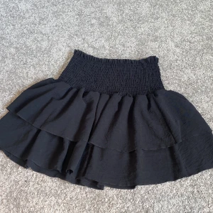 Svart volang kjol 🖤 - säljer för att jag aldrig har använt den, tycker inte ja passar i den. köpt från shein.