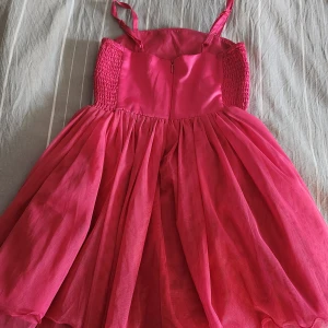 Fest klänning - Fin fest klänning med glitter på framsidan och fint material på överdelen med fin och puffig underdel också