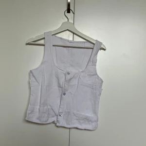 Vit topp - Köpt second hand, för liten för mig Linnetyg, perfekt för sommaren. Den saknar lapp och hade ett hål i sidan som nu är ihop sytt. 