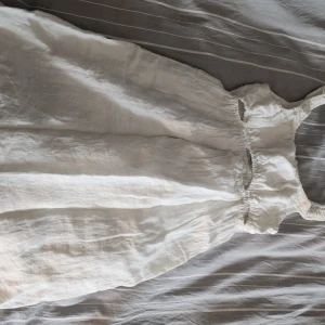 Midsommar/sommar  klänning - Fin vit stretchig sommar klänning med öppen delat runt under bröstet 