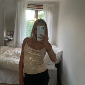 NA-KD skimrande topp med vattenfalls-ringning - Ny med prislapp, normal i storleken + stretchig 