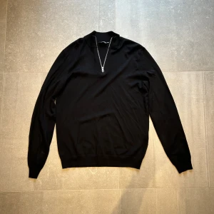 Svart half zip - Svart half zip från only and sons. Aldrig använd, är i nyskick! Clean och matchar till allt! Hör av dig vid frågor eller funderingar!