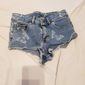 Jeans shorts - Använda ett få tal gånger, lite små i storleken och low waist