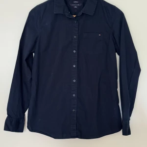 Skjorta Tommy Hilfiger - Skjorta Tommy Hilfiger , bra stick  Storlek M slim då passar till S