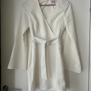 Vit kort klänning från Nakd  - Vit känning från linn Alhborg x Nakd stl 34. Fint skick använd en gång 