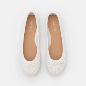 Vita ballerinaskor dam  - Så snygga 😍 lite använda, skriv för fler bilder <3