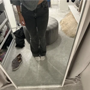 Grå Bootcut jeans - Säljer dessa jätte snygga low Bootcut jeans från Gina tricot💗 säljer då dem inte kommer till användning❤️