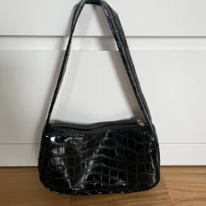 Väska - Aldrig andvänd, svart Axel Väska