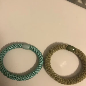 Två hårsnoddar - Två oriktiga knekkisar den blir är an vänd typ en gång och den andra är oanvänd det är båda för 25 och en för 22💗