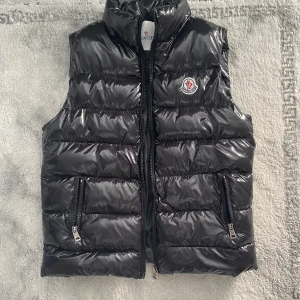 Moncler väst  - Storlek XS Ny skick inte använd 