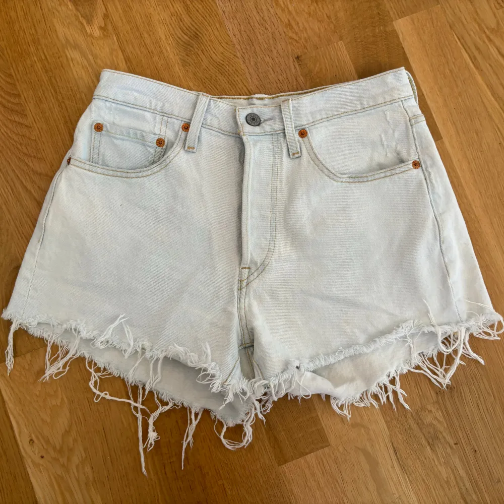 Väldigt ljusblå (ser näst intill vita ut) jeansshorts från Levis med slitningar. Modell 501. Storleken är W27, skulle säga mellan xs/s. Knappt använda. Nypris: 650kr. Shorts.