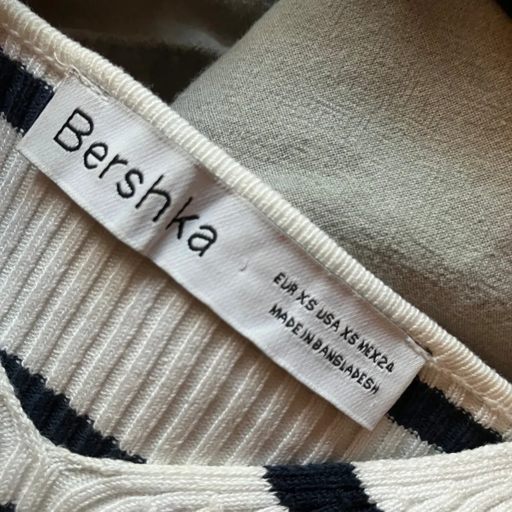 Fin topp från bershka som jag köpte i Spanien förra sommaren men som inte har kommit mycket till användning då jag tycker att den är för kort. I nyskick och inga defekter då jag bara använt den fåtal gånger som pyjamaströja. Perfekt nu till sommaren🤍. Toppar.