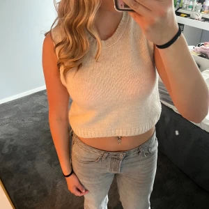 Stickad väst - Aldrig använt, säljer då jag inte vet hur jag ska styla den