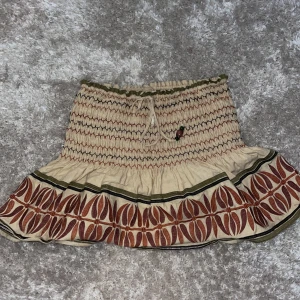 Zara kjol - Säljer denna eftertraktade kjol från zara i storlek M🐆