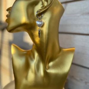 Fina örhängen/ett par - Ett par: En lång örhängen  En kort örhängen  Rostfritt stål