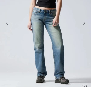 Jeans  - Säljer dessa fina lågmidjade jeans😍❤️ Rätt färg är på sista bilden🥰