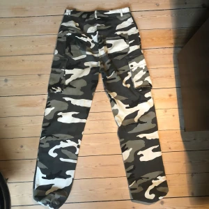 Camo Cargo - Cargo byxor, säljer pga av att dom sitter för tajt runt midjan, midjemåttet är 74cm