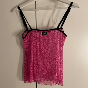 D&g top - Dolce & Gabbana top i tunnt material med rosa leopardmönster suuuper söt men måste rensa garderoben. Köpt på Vestiaire 💞🥰
