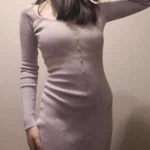 Klänning - Mid body con dress. Nyskick. Passar X och S. Total längd 108 cm, med slit vid knät. Lavendel/Ljus lila färg. Köpt från Chiquelle. 