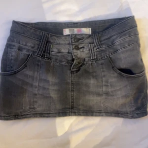 Jeans kjol - Super cool mini jeans kjol! Använd fåtal gånger. Men säljer då jag har för många. Skriv vid frågor, köp, intresse eller fler bilder! Möts också upp i Stockholm. Pris kan diskuteras. 💞