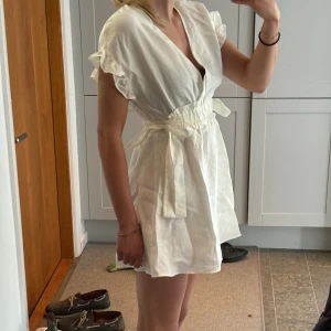 Vit klänning zara - Hejsan! Säljer denna söta klänning från zara med fina detaljer på både ärmarna och i midjan❤️prefekt nu till sommaren! Köptes för några år sedan och sparsamt använd, ge prisförslag! 