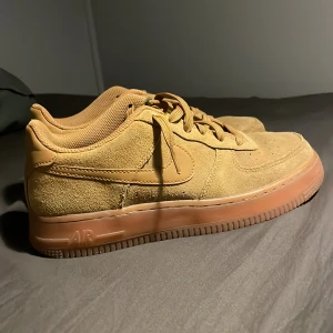Air force 1 - Bra skick förutom ett svart märke som visas i sista bilden och att de är lite creasade som visas i andra bilden. Nypris 1300 mitt pris 650