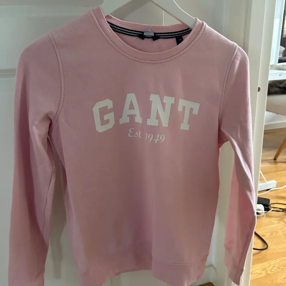 Detta är en Gant tjock tröja. Är i stolek xs. Säljer för 200 kr.. Hoodies.