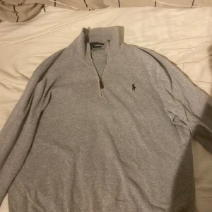 Ralph lauren half zip - Hej, säljer denna snygga ralph lauren tröjan då den tyvärr är fel storlek för mig. Den är använd ett fåtal gånger och är i mycket bra skick.
