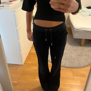 Mörkblå juicy byxor - Mörkblåa juicy coutore byxor!😍😍 jag har haft de ett tag med dem ör i toppen skick, och ör inte ett dugg slitna nertill heller! Köpta för 1200 kr