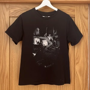 Number (N)ine Kurt Cobain tee AW09 - Tjena säljer denna sjukt snygga N(N) tee, skick 10/10 inga flaws, sjukt bra kvalite och är storlek 2, motsvarar M🌟 Pris på Grailed: 200-300$ Mitt pris: 1799 kr Vid behov av fler bilder eller frågor skicka PM -Lavish Threads