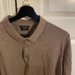 Brun pikétröja - Massimo Dutti - Brun pikétröja från massimo dutti. Skick:9/10, väldigt fint skick. Storlek: M, passar även L. Nypris: 800kr. Kontakta mig för fler bilder eller info!