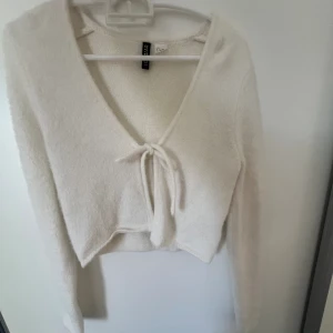 Kofta med knytdetalj - Sparsamt använd. Mjukis och mysigt material! 