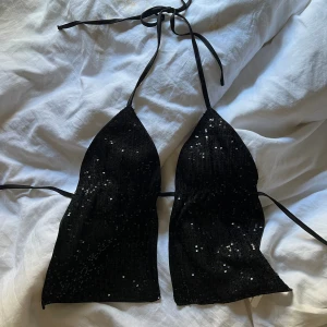 Fest topp - Supersnygg oanvänd fest topp i svart glitter, säljer för 199💕