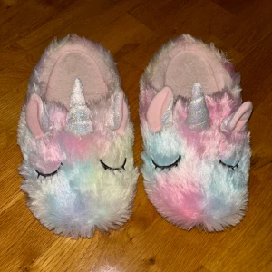Unicorn tofflor - Bara testade lite så som nya Små i storleken så mer som 38/39 än 40/41 