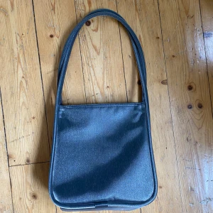 90s axelväska - En fin 90s väska som tyvärr inte kommer till användning.  Måtten är: 22x22x11 Har inga defekter eller tecken på användning😊  Köparen står för frakt🌸