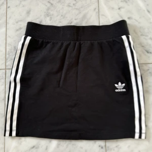 Adidas kjol - Superfin Adidas kjol, använt ett fåtal gånger  Gott skick, passar inte mig längre 