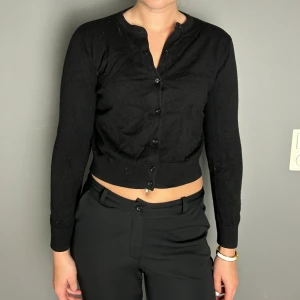 Kofta - Jätte fin kofta från hm, knappt använd. Har några noppror som jag tar bort innan jag postar med noppmaskin. Annars inget fel på den. 🥰