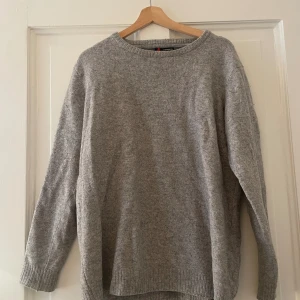 Grå tjocktröja  - Grå tjocktröja i 80% lammull.