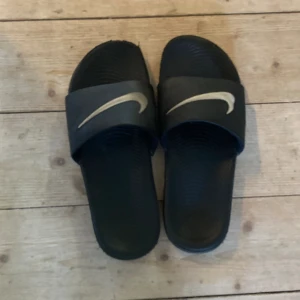 Tofflor  - Säljer dessa nike tofflor som är i ganska bra skick. Det står att storleken är 37,5 men jag tycker de sitter som 36,5 typ💗🫶