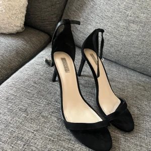 Svarta klackskor  - Svarta klackskor från Nelly i storlek 39 