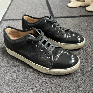 Lanvins - Feta lanvins i uk 5 passar 39-40. Box + två dustbag medföljer. Skorna är ändats använda ett fåtal gånger. Färgen ör elephant greby. Hör av dig vid funderingar🤗