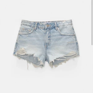 Pull & bear jeans shorts - Säljer jeans shorts från pull & bear i storlek 36 som är helt nya ! Lappen är inte kvar. Nypris: 329kr Ge prisförslag!💓💓