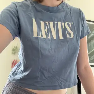 Snygg t-shirt från Levi’s.   Storlek XS men passar mig som brukar ha M i t-shirts. 